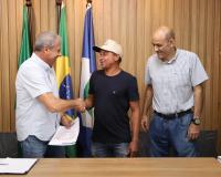Prefeitura segue entregando documentação para contemplados em programas habitacionais