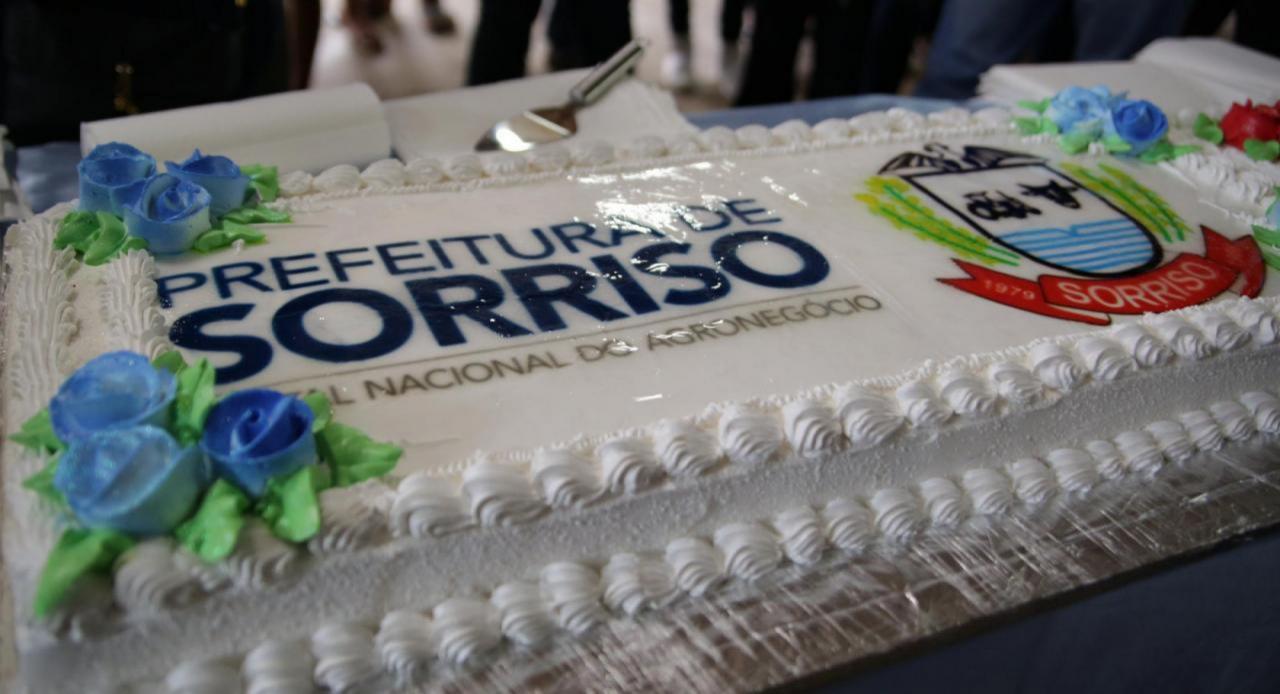 Corte do bolo celebra o aniversário de BC junto a comunidade