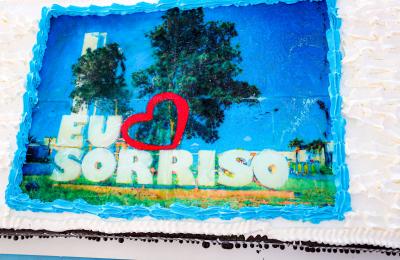 Corte do bolo de 38 metros e show na Praça das Fontes marcam os 38 anos de Sorriso