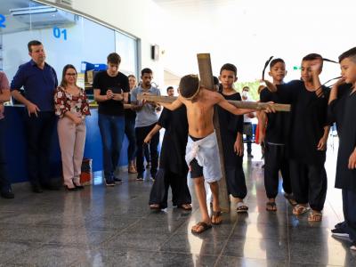 CRAS encena a crucificação de Cristo