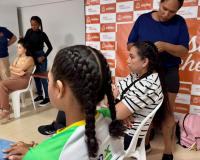 Curso gratuito de tranças reúne cerca de 20 mulheres na Casa Aconchego