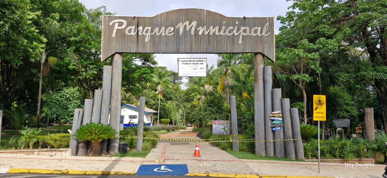 Pórtico de entrada do Parque Ecológico está isolado