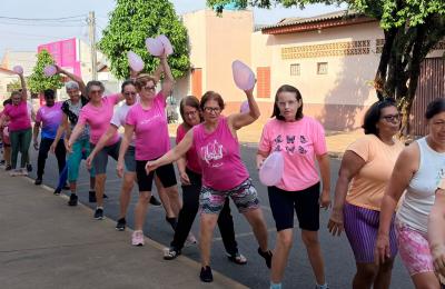 Grupo de atividade orientada realiza ação para celebrar o Outubro Rosa