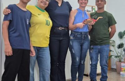 Estudantes entregam às escolas lembranças recebidas durante expedição ao Xingu