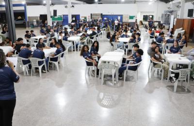 Jovens celebram conquistas no programa "Aprendiz Sorriso Legal"