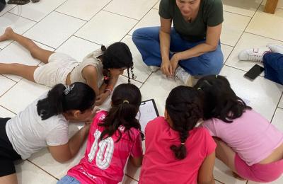Equipe E-Multi desenvolve atividades com crianças do Distrito de Primavera