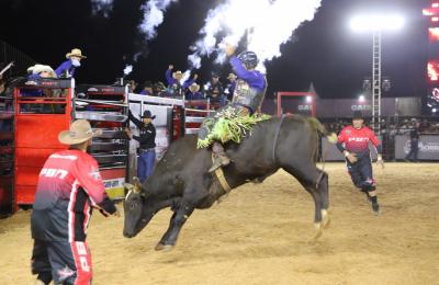 Cléber Marques conquista maior nota na terceira noite de montaria; Alex Oliveira mantém liderança invicta