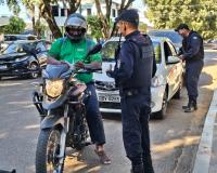GMT realiza blitz educativa para alertar sobre os riscos de combinar álcool e direção
