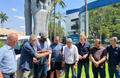 Equipe vencedora recebe caminhonete como prêmio do Festival de Pesca Zé Aragão