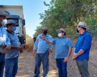 Junto a produtores, equipe avalia situação das estradas
