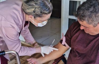 Com o “Coleta em Casa”, Município facilita atendimento de pacientes com mobilidade reduzida