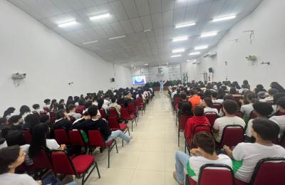 Educação em saúde promove diálogo sobre ISTs e gravidez na adolescência com estudantes do IFMT