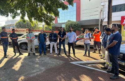 Equipes estão retirando cabos em desuso ao longo da Avenida Curitiba