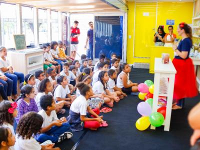Alunos visitam a “carreta da leitura”