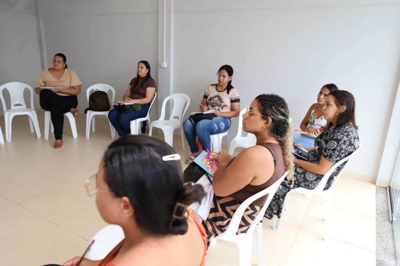 Iniciam aulas de curso de manicure e pedicure