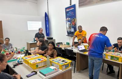 Professores de robótica passam por formação da LEA