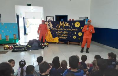 Alunos do Primeiros Passos e Escola Caravagio participam de ação sobre prevenção de incêndios