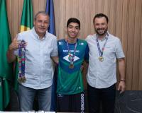 Campeão estadual paralímpico de natação é recepcionado pelo prefeito